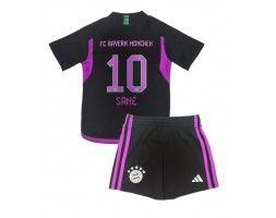 Lacne Dětský Futbalové dres Bayern Munich Leroy Sane #10 2023-24 Krátky Rukáv - Preč (+ trenírky)
